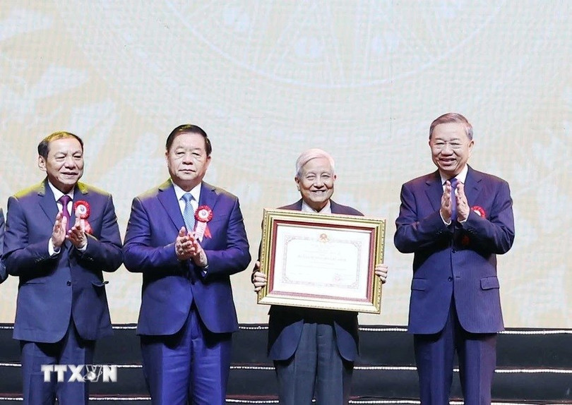 Tổng Bí thư Tô Lâm trao tặng Huân chương Hồ Chí Minh cho đội ngũ người làm báo. (Ảnh: Thống Nhất/TTXVN) tong-bi-thu-to-lam-du-le-ky-niem-100-nam-ngay-bao-chi-cach-mang-viet-nam-8104836-1.jpg