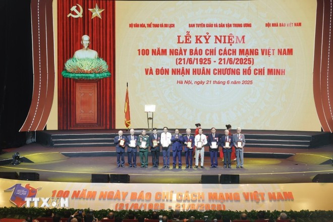 Thủ tướng Phạm Minh Chính tặng biểu trưng cho các nhà báo lão thành. (Ảnh: Minh Quyết/TTXVN) Thủ tướng Phạm Minh Chính tặng biểu trưng cho các nhà báo lão thành. (Ảnh: Minh Quyết/TTXVN)