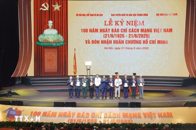 Thủ tướng Phạm Minh Chính tặng biểu trưng cho các nhà báo lão thành. (Ảnh: Minh Quyết/TTXVN)