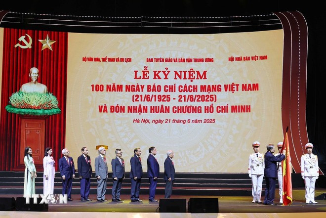 Tổng Bí thư Tô Lâm trao tặng Huân chương Hồ Chí Minh cho đội ngũ người làm báo. (Ảnh: Thống Nhất/TTXVN) Tổng Bí thư Tô Lâm trao tặng Huân chương Hồ Chí Minh cho đội ngũ người làm báo. (Ảnh: Thống Nhất/TTXVN)