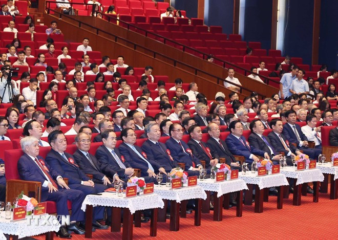 Tổng Bí thư Tô Lâm, các đồng chí lãnh đạo, nguyên lãnh đạo Đảng, Nhà nước và các đại biểu tại lễ kỷ niệm. (Ảnh: Thống Nhất/TTXVN) Tổng Bí thư Tô Lâm, các đồng chí lãnh đạo, nguyên lãnh đạo Đảng, Nhà nước và các đại biểu tại lễ kỷ niệm. (Ảnh: Thống Nhất/TTXVN)