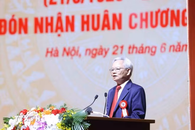 Nhà báo lão thành, Giáo sư-Tiến sỹ Tạ Ngọc Tấn, nguyên Giám đốc Học viện Báo chí và Tuyên truyền, nguyên Tổng Biên tập Tạp chí Cộng sản phát biểu tại Lễ kỷ niệm. (Ảnh: Phương Hoa/TTXVN)