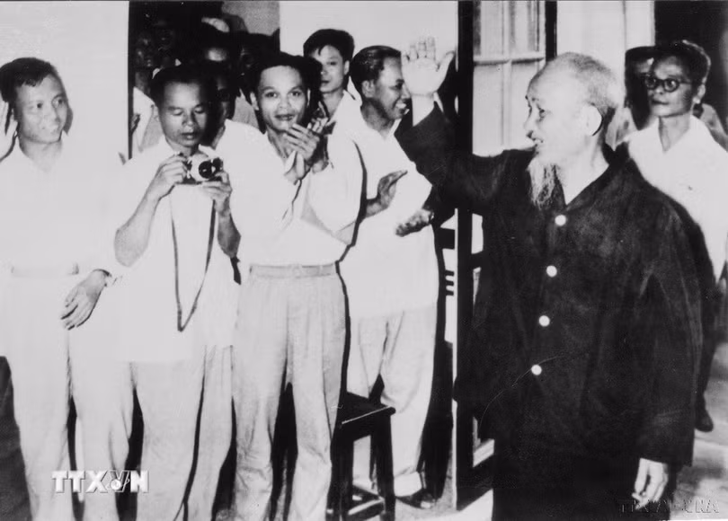 Chủ tịch Hồ Chí Minh gặp gỡ các đại biểu dự Đại hội đại biểu toàn quốc Hội Nhà báo Việt Nam lần thứ III, tháng 3/1963. (Ảnh: TTXVN)