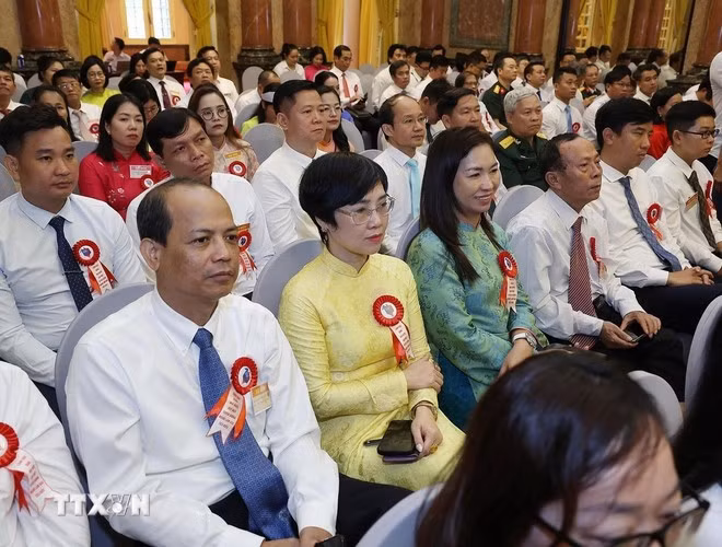 Các nhà báo tiêu biểu dự buổi gặp mặt. (Ảnh: Lâm Khánh/TTXVN)