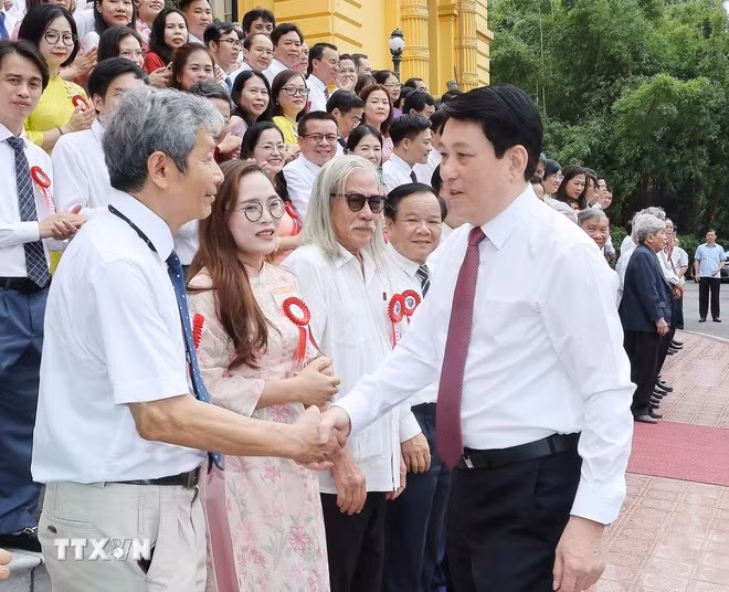 Chủ tịch nước Lương Cường gặp mặt các nhà báo tiêu biểu toàn quốc. (Ảnh: Lâm Khánh/TTXVN)