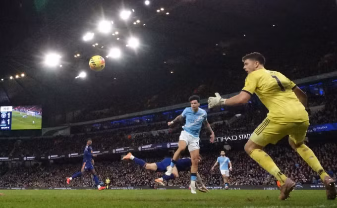 Nico O’Reilly đánh đầu ấn định chiến thắng 2-1. Ảnh: AP