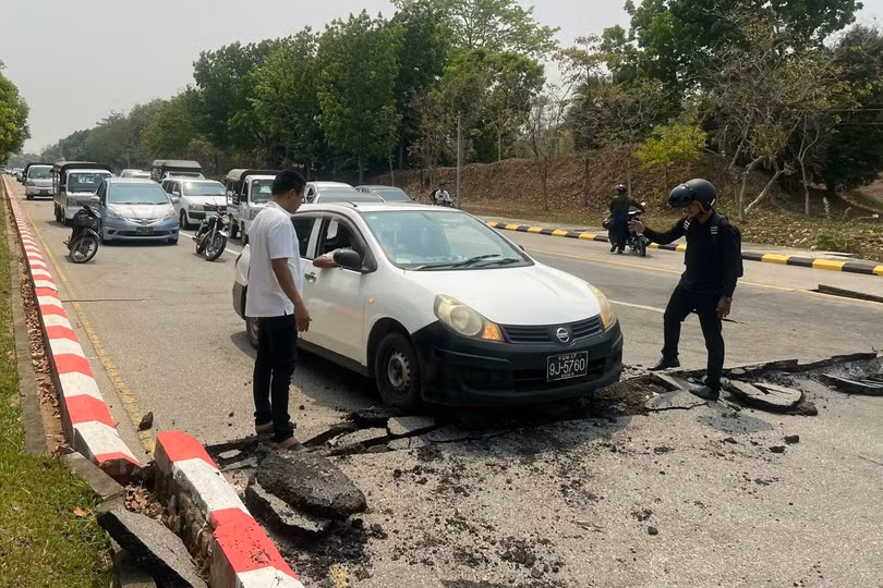 Trận động đất khiến đường sá ở Naypyidaw nứt gãy, các phương tiện phải dừng lại chờ, không dám di chuyển.