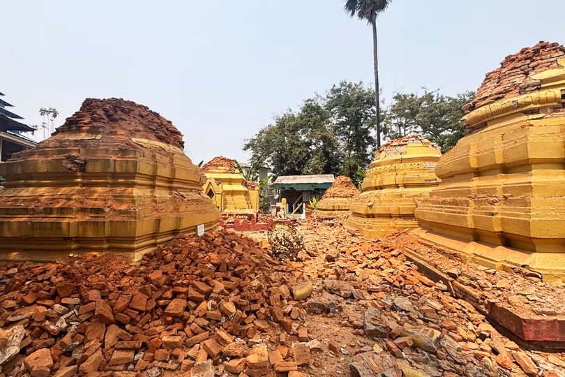 Gạch đá rơi vãi trong một khu chùa bị động đất tàn phá ở Naypyitaw.