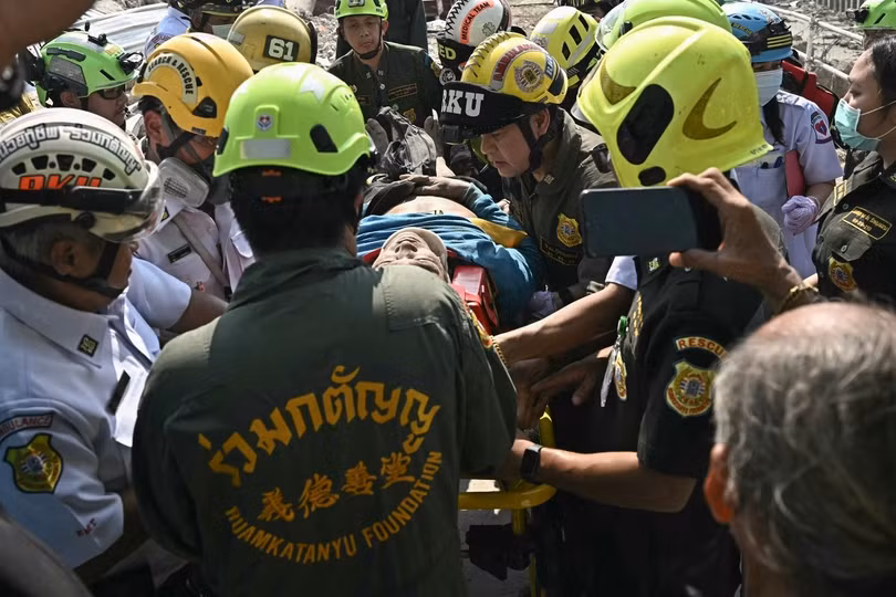 Một người bị thương ở công trường Bangkok được đưa đi cấp cứu.