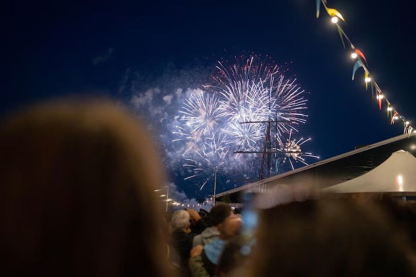 Màn pháo hoa rực rỡ tại các thành phố lớn của Australia. Khoảng 10.000 người tập trung tại Mrs Macquarie’s Chair để chiêm ngưỡng màn pháo hoa nổi tiếng thế giới. Ở Brisbane, thời tiết mưa lớn kèm sấm sét cũng không thể ngăn bước người dân. Ước tính khoảng 90.000 người chen kín hai bên bờ sông Brisbane để theo dõi màn trình diễn pháo hoa trong mưa. Tại thủ đô Canberra, những cơn giông mạnh từng đe dọa hủy màn pháo hoa, song mây đã tan đúng lúc, mang lại niềm vui cho khoảng 50.000 người tập trung bên hồ Burley Griffin. Ban tổ chức đánh giá đây là “màn trình diễn lớn nhất từ trước đến nay” tại thủ đô Australia. Ảnh: AAP, ABC News, Bill Leveritt.