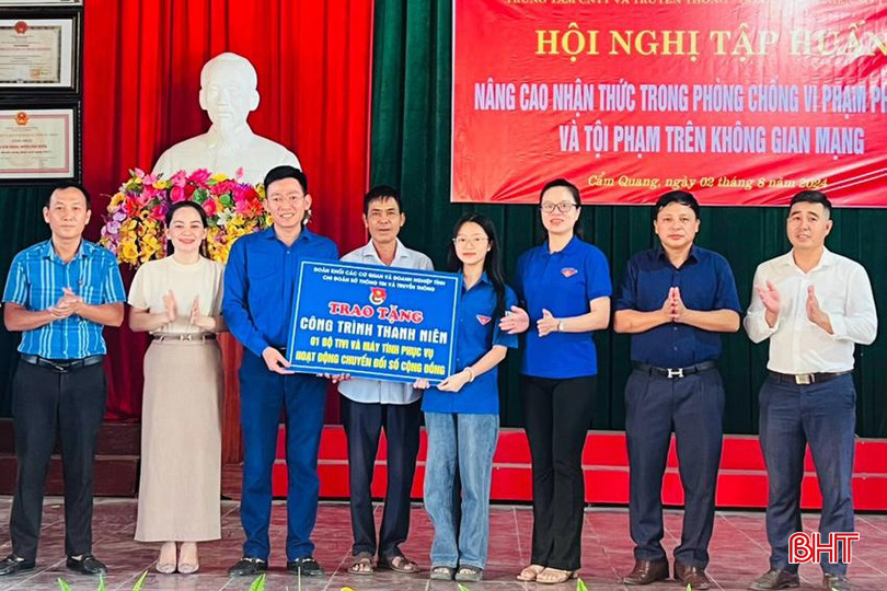 Chi đoàn Sở Thông tin và Truyền thông tổ chức tập huấn chuyển đổi số, phòng chống lừa đảo trên không gian mạng cho đoàn viên và người dân; trao tặng công trình thanh niên tivi và máy tính phục vụ hoạt động chuyển đổi số cộng đồng cho thôn 10, xã Cẩm Quang, Cẩm Xuyên. z5715450950627_615113e23b0730575f135f812b7a56d7.jpg