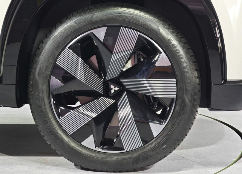 DST Concept sở hữu mâm xe kích thước lớn và khoảng sáng gầm cao, nhiều khả năng nhỉnh hơn Outlander.