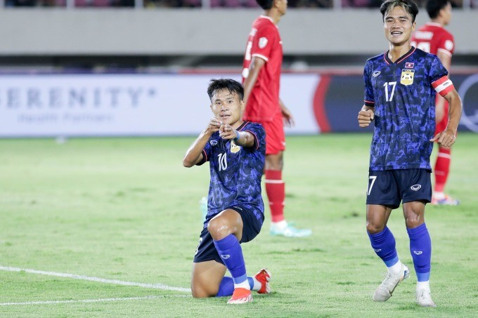 Phathana Phommathep (số 10) mừng bàn nâng tỷ số lên 2-1 cho Lào, trong trận hòa Indonesia 3-3 ở lượt hai bảng B ASEAN Cup 2024. Ảnh: LFF