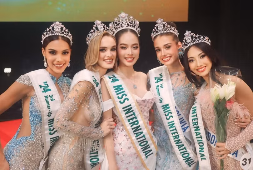 Hoa hậu Thanh Thủy cùng 4 á hậu. Ảnh: Miss International.
