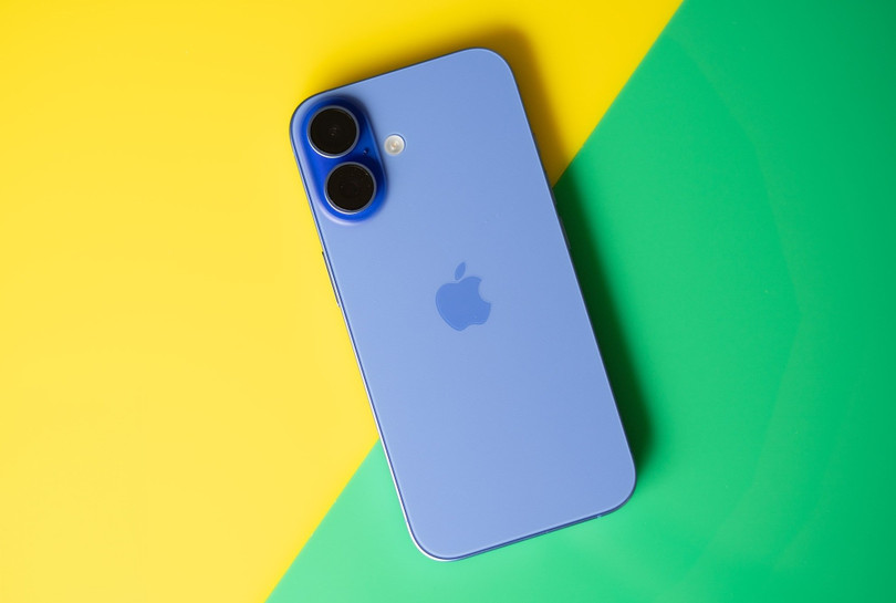 iPhone 16 bản tiêu chuẩn. Ảnh: The Verge. iPhone 16 bản tiêu chuẩn. Ảnh: The Verge.