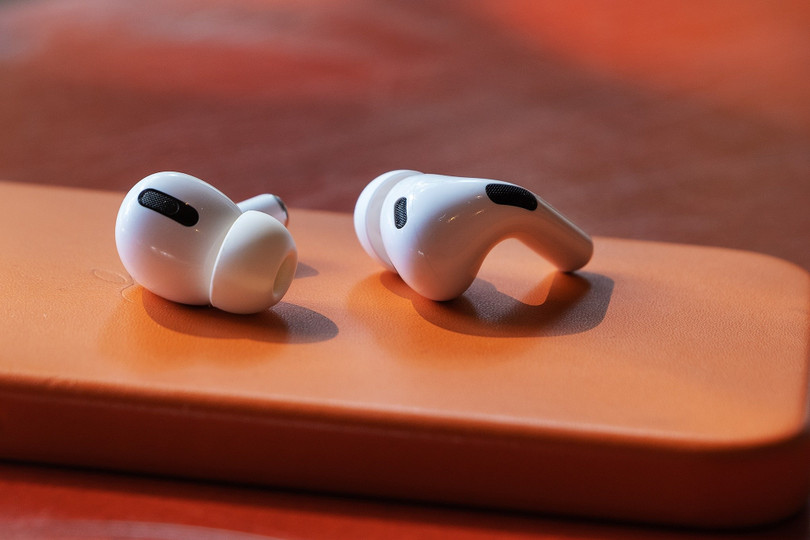 AirPods Pro 2. Ảnh: The Verge. AirPods Pro 2. Ảnh: The Verge.