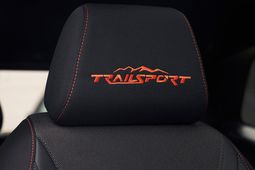 Ghế ngồi được bọc da và nỉ với duy nhất tùy chọn màu đen, đi kèm các đường chỉ tương phản màu cam quen thuộc. Logo TrailSport cách điệu được thêu trên mỗi tựa đầu.