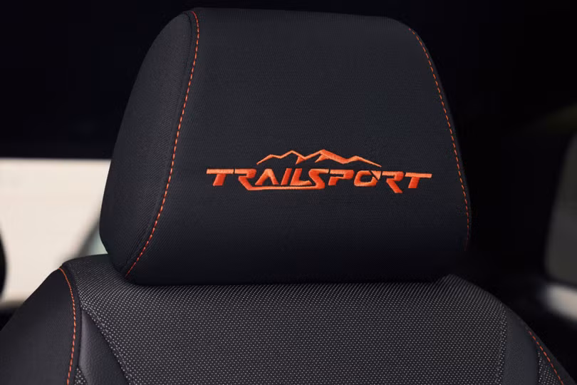 Ghế ngồi được bọc da và nỉ với duy nhất tùy chọn màu đen, đi kèm các đường chỉ tương phản màu cam quen thuộc. Logo TrailSport cách điệu được thêu trên mỗi tựa đầu.