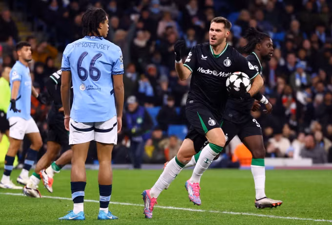 Santiago Gimenez rút ngắn tỷ số còn 2-3 cho Feyenoord ở phút 82. Ảnh: Reuters