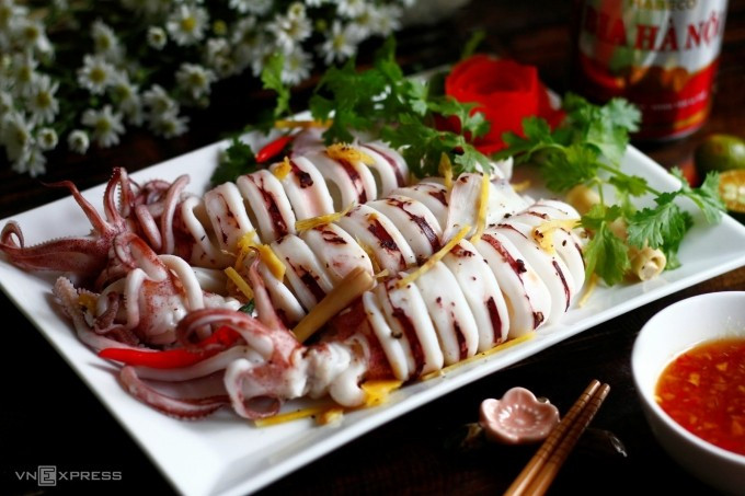 Các món hải sản nhanh chín nên hấp để giữ vị ngọt tự nhiên và chất dinh dưỡng. Ảnh: Bùi Thủy Các món hải sản nhanh chín nên hấp để giữ vị ngọt tự nhiên và chất dinh dưỡng. Ảnh: Bùi Thủy