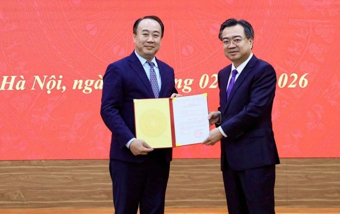 Trưởng ban Chính sách, chiến lược Trung ương Nguyễn Thanh Nghị trao quyết định của Bộ Chính trị cho ông Nguyễn Sỹ Hiệp. Ảnh: Đinh Trung