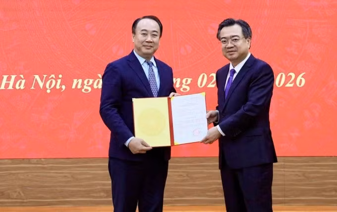 Trưởng ban Chính sách, chiến lược Trung ương Nguyễn Thanh Nghị trao quyết định của Bộ Chính trị cho ông Nguyễn Sỹ Hiệp. Ảnh: Đinh Trung