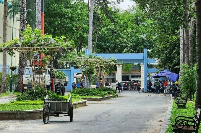 Khu vực xảy ra tai nạn nằm phía cổng ở đường Huyền Trân Công Chúa. Ảnh: Đình Văn