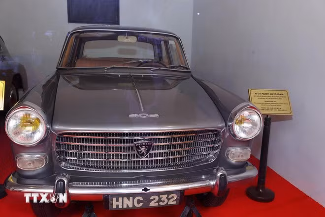 Ôtô Peugeot 404, biển đăng ký HNC 232. Kích thước xe: dài 4m25; rộng 1m40; cao 1m40; trọng lượng: 2300kg, màu sắc: ghi bạc. (Ảnh: Văn Điệp/TTXVN)