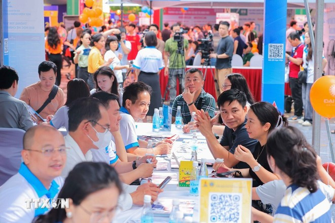 Phụ huynh và thí sinh tìm hiểu thông tin các trường đại học, cao đẳng. (Ảnh: Hoàng Hiếu/TTXVN) Phụ huynh và thí sinh tìm hiểu thông tin các trường đại học, cao đẳng. (Ảnh: Hoàng Hiếu/TTXVN)
