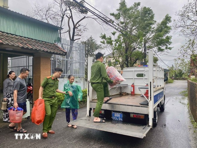 Lực lượng công an xã Đan Hải (Hà Tĩnh) hỗ trợ đưa người dân đến nơi sơ tán. (Ảnh: Hữu Quyết/TTXVN) Lực lượng công an xã Đan Hải (Hà Tĩnh) hỗ trợ đưa người dân đến nơi sơ tán. (Ảnh: Hữu Quyết/TTXVN)