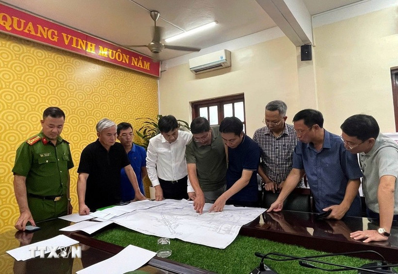 Ông Nguyễn Văn Công, Phó Chủ tịch Ủy ban Nhân dân tỉnh Quảng Ninh (áo trắng ở giữa) cùng lãnh đạo TKV, lực lượng công an chỉ đạo, tập trung triển khai công tác khắc phục sự cố. (Ảnh: TTXVN phát) tai-nan-ham-lo.jpg