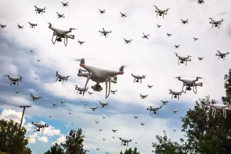 Hàng chục drone bay rợp bầu trời. Giới chức Pattaya lên kế hoạch triển khai thiết bị bay này để đấu tranh với tội phạm và truy quét du khách quá hạn visa. Ảnh: Shutterstock.