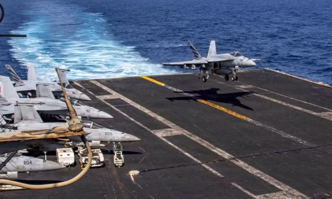 Tiêm kích Mỹ hạ cánh xuống tàu sân bay hoạt động ở Trung Đông hôm 2/6. Ảnh: US Navy