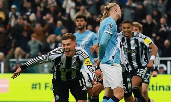 Harvey Barnes (trái) mừng bàn thắng nâng tỷ số lên 2-1 cho Newcastle. Ảnh: Reuters