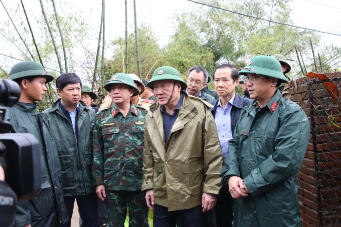 Phó thủ tướng Nguyễn Hòa Bình (thứ 4 hàng trên từ trái) kiểm tra công tác khắc phục hậu quả mưa lũ tại Đăk Lăk, sáng 22/11. Ảnh: Nguyễn Hoàng