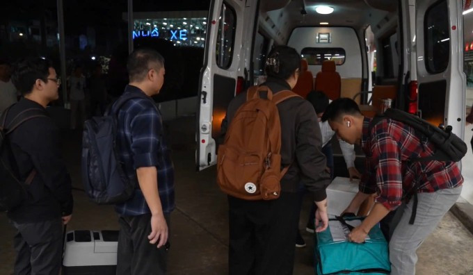 Các bác sĩ vận chuyển các thùng chứa tạng hiến ra sân bay Tân Sơn Nhất chuẩn bị đi Hà Nội. Ảnh: Bệnh viện cung cấp