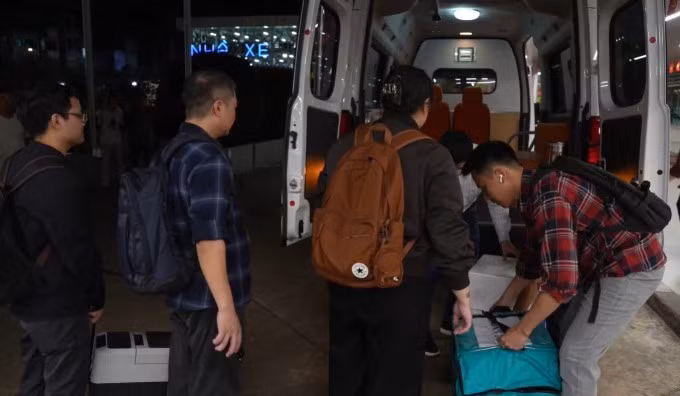 Các bác sĩ vận chuyển các thùng chứa tạng hiến ra sân bay Tân Sơn Nhất chuẩn bị đi Hà Nội. Ảnh: Bệnh viện cung cấp