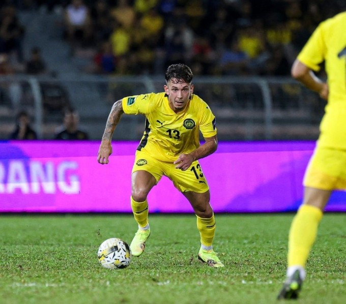 Hậu vệ trái gốc Tây Ban Nha Gabriel Palmero đá trận ra mắt đội tuyển Malaysia. Ảnh: MalaysiaNT Hậu vệ trái gốc Tây Ban Nha Gabriel Palmero đá trận ra mắt đội tuyển Malaysia. Ảnh: MalaysiaNT