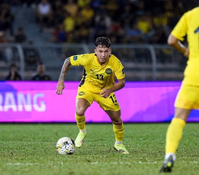 Hậu vệ trái gốc Tây Ban Nha Gabriel Palmero đá trận ra mắt đội tuyển Malaysia. Ảnh: MalaysiaNT