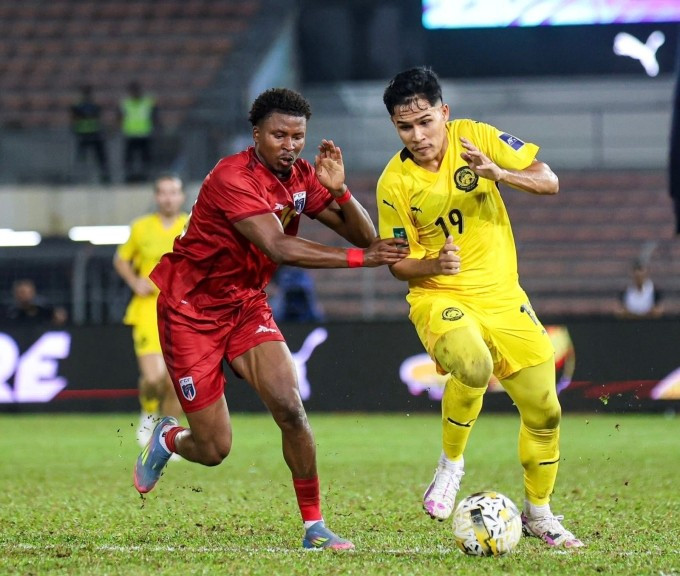 Malaysia (áo vàng) hòa Cape Verde (áo đỏ) 1-1 ở trận giao hữu tại sân Kuala Lumpur, Malaysia tối 29/5/2025. Ảnh: MalaysiaNT Malaysia (áo vàng) hòa Cape Verde (áo đỏ) 1-1 ở trận giao hữu tại sân Kuala Lumpur, Malaysia tối 29/5/2025. Ảnh: MalaysiaNT