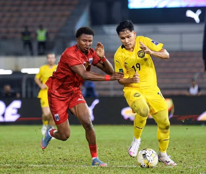 Malaysia (áo vàng) hòa Cape Verde (áo đỏ) 1-1 ở trận giao hữu tại sân Kuala Lumpur, Malaysia tối 29/5/2025. Ảnh: MalaysiaNT