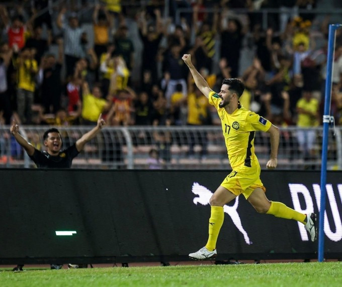 Paulo Josue mừng bàn gỡ 1-1 cho Malaysia trước Cape Verde. Ảnh: MalaysiaNT Paulo Josue mừng bàn gỡ 1-1 cho Malaysia trước Cape Verde. Ảnh: MalaysiaNT