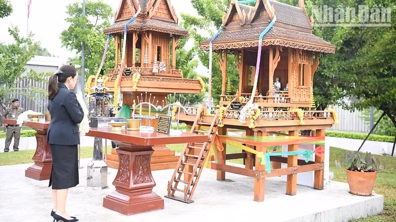 Thủ tướng Paetongtarn Shinawatra thực hiện nghi thức lần đầu dự phiên họp Quốc hội. (Ảnh: XUÂN SƠN)