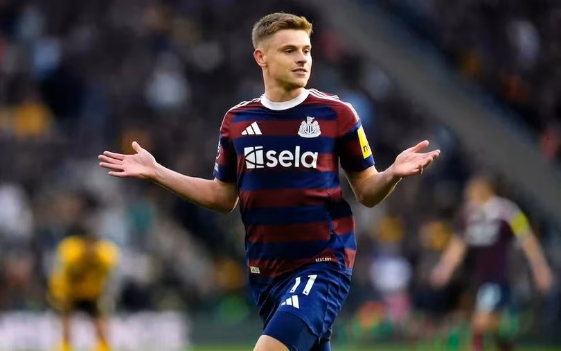 Harvey Barnes tỏa sáng trong chiến thắng 2-1 của Newcastle trước Wolves.