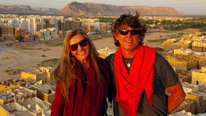Vợ chồng Masha tại thị trấn Shibam, Yemen. Ảnh: CTV News Vợ chồng Masha tại thị trấn Shibam, Yemen. Ảnh: CTV News