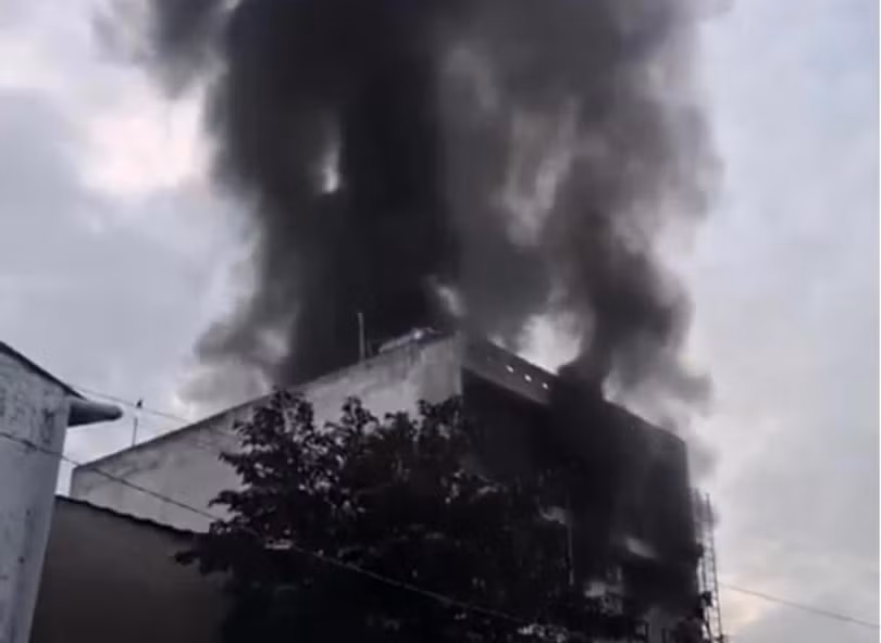 Vụ cháy căn nhà trọ có kết cấu 5 tầng trong hẻm số 63 đường số 10, phường Tăng Nhơn Phú B, thành phố Thủ Đức. (Ảnh: TTXVN phát)