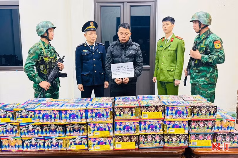 Đối tượng Nguyễn Văn Ánh cùng tang vật 84 kg pháo hoa nổ bị lực lượng biên phòng chủ trì phối hợp các lực lượng chức năng bắt giữ ngày 16/3/2025.