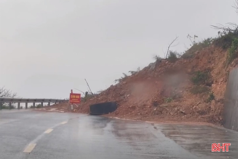 Theo thông tin từ Công an tỉnh Hà Tĩnh: Hiện nay, đoạn đường ven biển giáp ranh giữa xã Kỳ Khang và phường Hải Ninh đã bị chia cắt hoàn toàn do sạt lở nghiêm trọng. Lực lượng chức năng đang tổ chức rào chắn, phân luồng và khắc phục sự cố, đảm bảo an toàn cho người và phương tiện. Người dân và các phương tiện tuyệt đối không di chuyển qua khu vực này để phòng tránh nguy hiểm. Ảnh Đức Quang bqbht_br_66.jpg