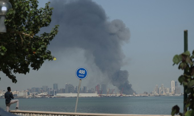 Cột khói bốc lên từ căn cứ Hạm đội 5 hải quân Mỹ sau đòn tập kích ngày 28/2. Ảnh: AFP