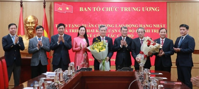 Lãnh đạo ban Tổ chức Trung ương tặng hoa ông Hoàng Đăng Quang và Nguyễn Quang Dương. Ảnh: Cổng thông tin Đảng Cộng sản